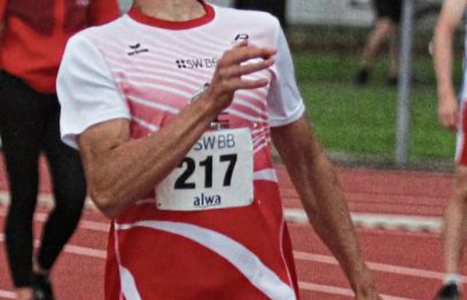 Luca Merita von der LG Neckar-Enz wartete beim 100-Meter-Sprint und beim Weitsprung mit Bestleistungen auf – ebenso wie Paul Jelden von der LG Region Karlsruhe sowie Annika Metzger vom TSV Ensingen (von links) jeweils über 1500 Meter. Letztere gab beim Besigheimer Abendsportfest sogar ihr Debüt auf dieser Distanz. Fotos: Nachreiner