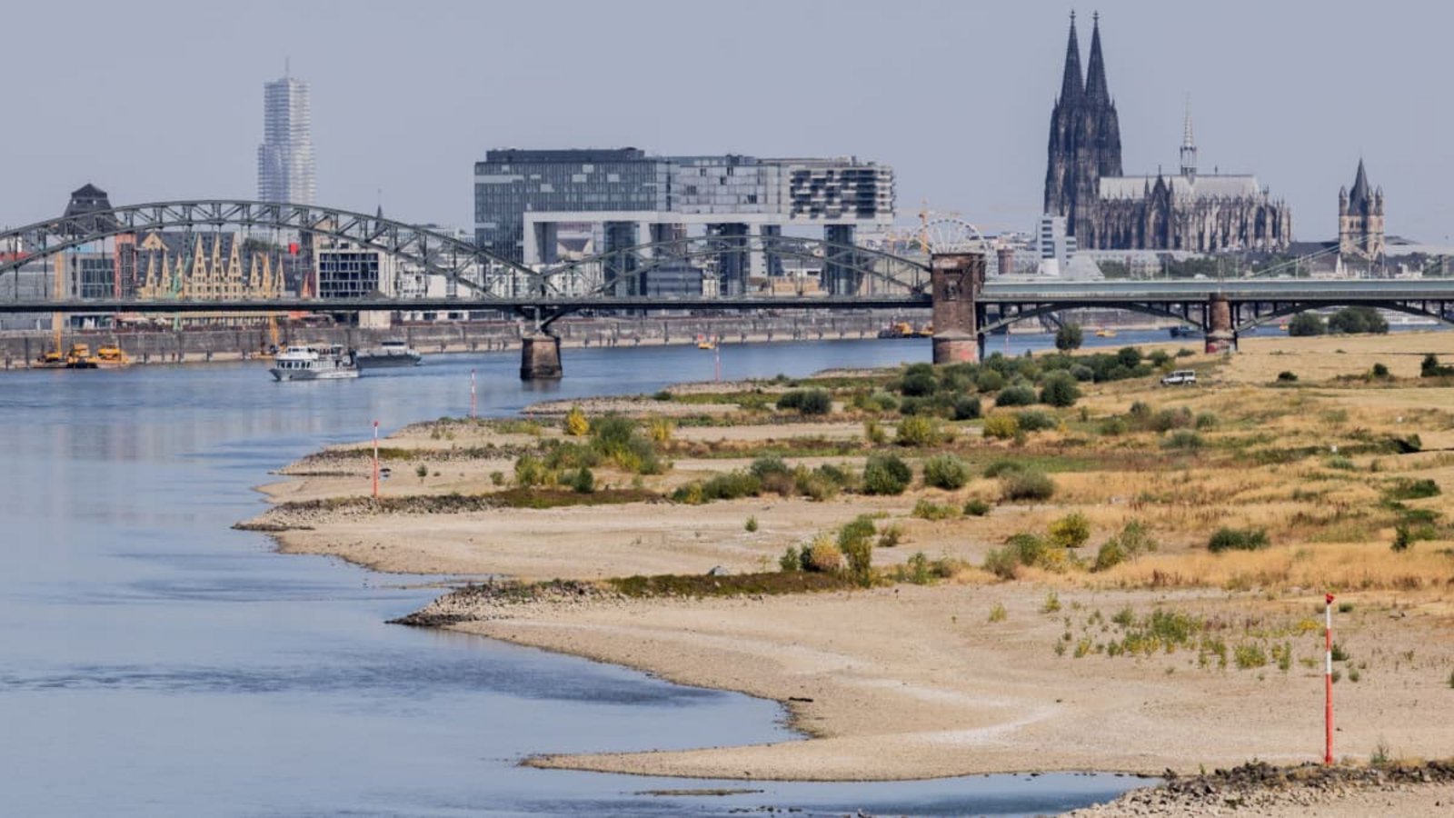 Der Rheinpegel bei Köln sinkt immer weiter. Derzeit liegt er bei 90 Zentimetern – im Mittel beträgt er dort 2,97 Meter.Rolf Vennenbernd/dpa Der Rheinpegel bei Köln sinkt immer weiter. Derzeit liegt er bei 90 Zentimetern – im Mittel beträgt er dort 2,97 Meter.Rolf Vennenbernd/dpa
