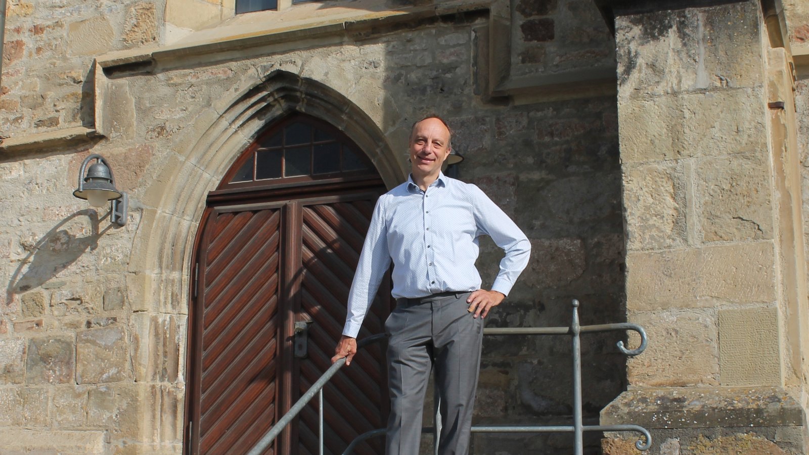 Jochen Hägele vor seiner neuen Wirkungsstätte, der Martinskirche.  Fotos: Pfisterer