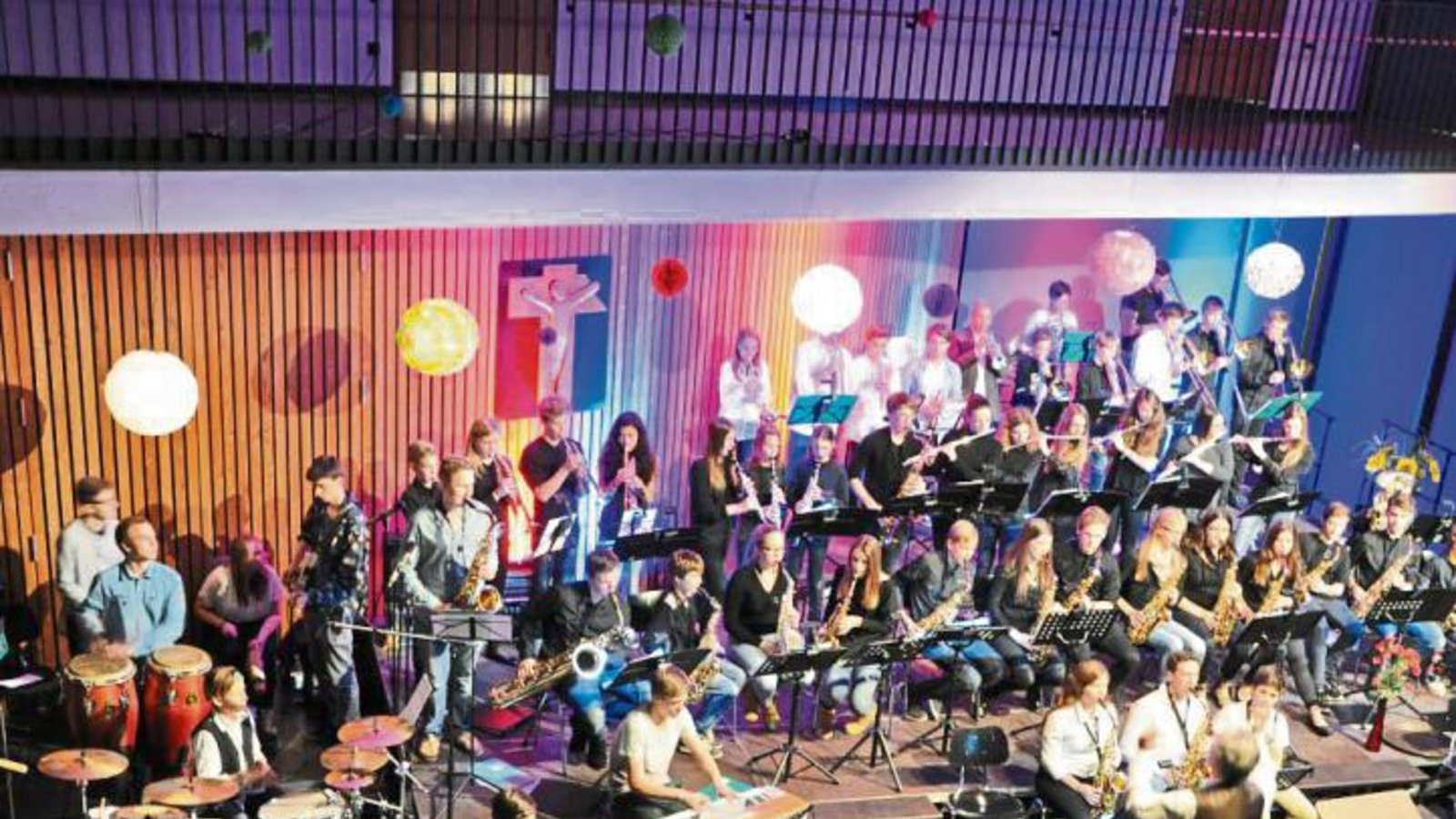 Im Foyer des Sachsenheimer Gymnasiums musizieren die Ensembles der zwei Schulen. Foto: p Im Foyer des Sachsenheimer Gymnasiums musizieren die Ensembles der zwei Schulen. Foto: p