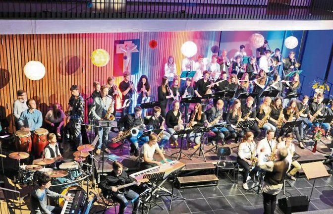Im Foyer des Sachsenheimer Gymnasiums musizieren die Ensembles der zwei Schulen.  Foto: p