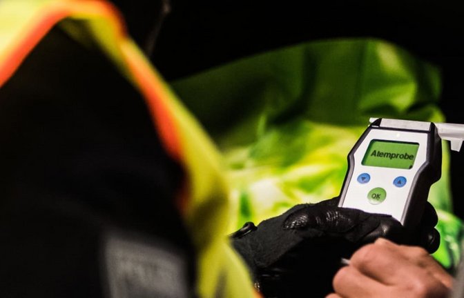 Ein stark betrunkener Mann konnte von der Polizei aus dem Verkehr gezogen werden. (Symbolfoto)<span class='image-autor'>dpa</span>