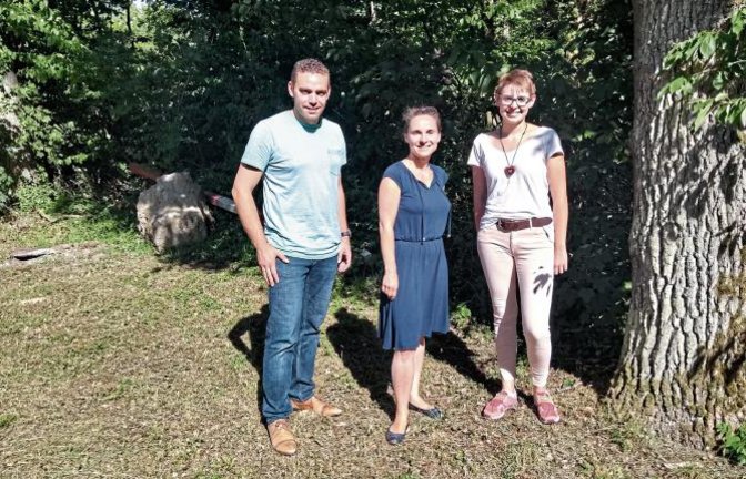 Oberriexingens Bürgermeister Frank Wittendorfer, Erzieherin Kerstin Langjahr und Hauptamtsleiterin Sarah Mannhardt (von links) blicken am Reutwald der Ankunft des Bauwagens für die Wald- und Naturkindergartengruppe entgegen – nur für das Fotowurden auf Masken und die nötigen Abstände verzichtet.  Foto: Glemser