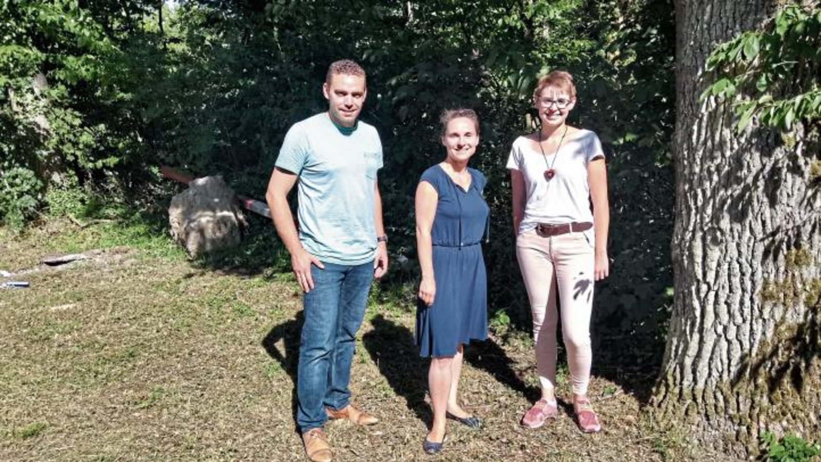 Oberriexingens Bürgermeister Frank Wittendorfer, Erzieherin Kerstin Langjahr und Hauptamtsleiterin Sarah Mannhardt (von links) blicken am Reutwald der Ankunft des Bauwagens für die Wald- und Naturkindergartengruppe entgegen – nur für das Fotowurden auf Masken und die nötigen Abstände verzichtet. Foto: Glemser Oberriexingens Bürgermeister Frank Wittendorfer, Erzieherin Kerstin Langjahr und Hauptamtsleiterin Sarah Mannhardt (von links) blicken am Reutwald der Ankunft des Bauwagens für die Wald- und Naturkindergartengruppe entgegen – nur für das Fotowurden auf Masken und die nötigen Abstände verzichtet. Foto: Glemser