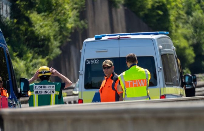 Stundenlang abgesperrt war am Sonntag die Unfallstelle auf der B 27. Auch ausgewiesene Medienvertreter durften nicht direkt am Ort des Zusammenstoßes fotografieren.<span class='image-autor'>Jannik Nölke</span>