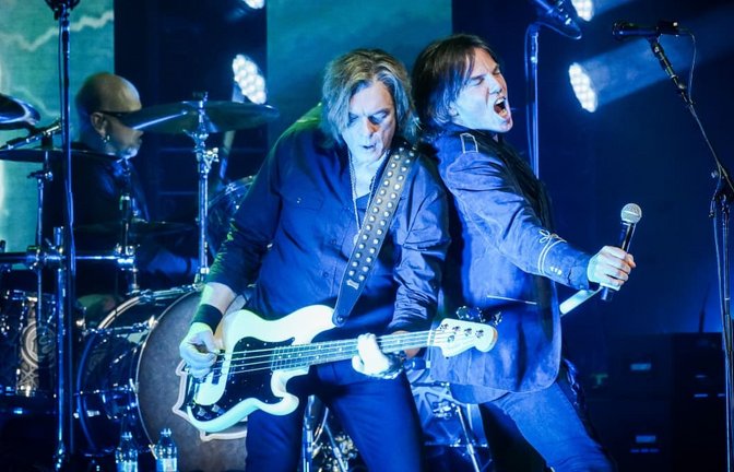 Voller Einsatz auch in fortgeschrittenem Alter: Joey Tempest (rechts) und Bassist <a rel="mw:WikiLink" href="https://de.wikipedia.org/wiki/John_Lev%C3%A9n">John Levén</a>&nbsp;bei ihrem Auftritt in der Liederhalle.<span class='image-autor'>Lichtgut/Ferdinando Iannone</span>