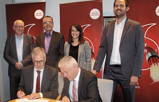 Verbandsvorsitzender Jörg-Michael Teply (vorne rechts) und Rolf-Peter Scharfe (Leiter Glasfaser-Kooperationen Vodafone Deutschland, vorne links) bei der Unterzeichnung des Netzbetriebsvertrags. Friedrich Arz (Vodafone Deutschland), ELB Wolfgang Herz, Lena
