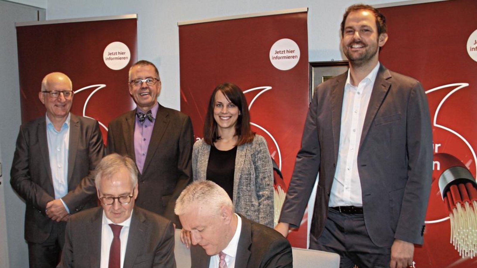 Verbandsvorsitzender Jörg-Michael Teply (vorne rechts) und Rolf-Peter Scharfe (Leiter Glasfaser-Kooperationen Vodafone Deutschland, vorne links) bei der Unterzeichnung des Netzbetriebsvertrags. Friedrich Arz (Vodafone Deutschland), ELB Wolfgang Herz, Lena
