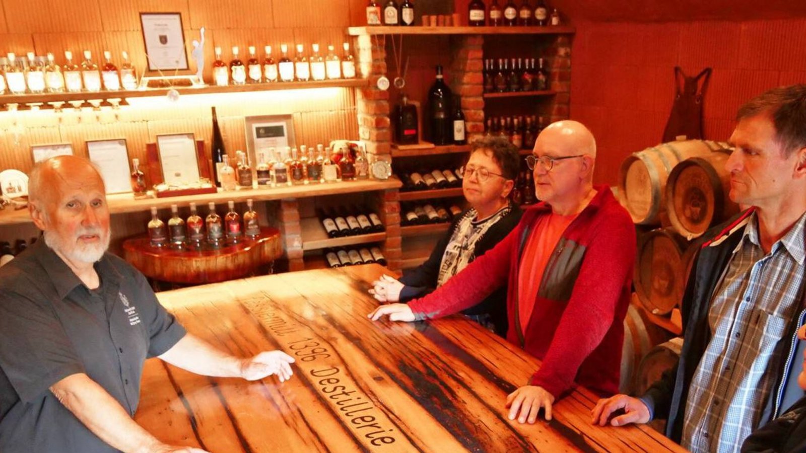 Wolfgang Fessler (links) führt die Besucher durch den Whisky-Keller. Foto: Friedrich Wolfgang Fessler (links) führt die Besucher durch den Whisky-Keller. Foto: Friedrich