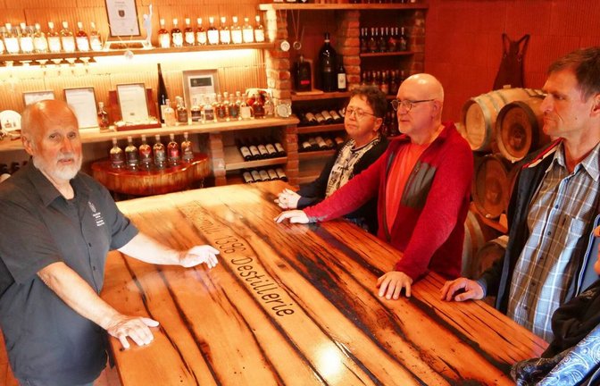 Wolfgang Fessler (links) führt die Besucher durch den Whisky-Keller.  <span class='image-autor'>Foto: Friedrich</span>