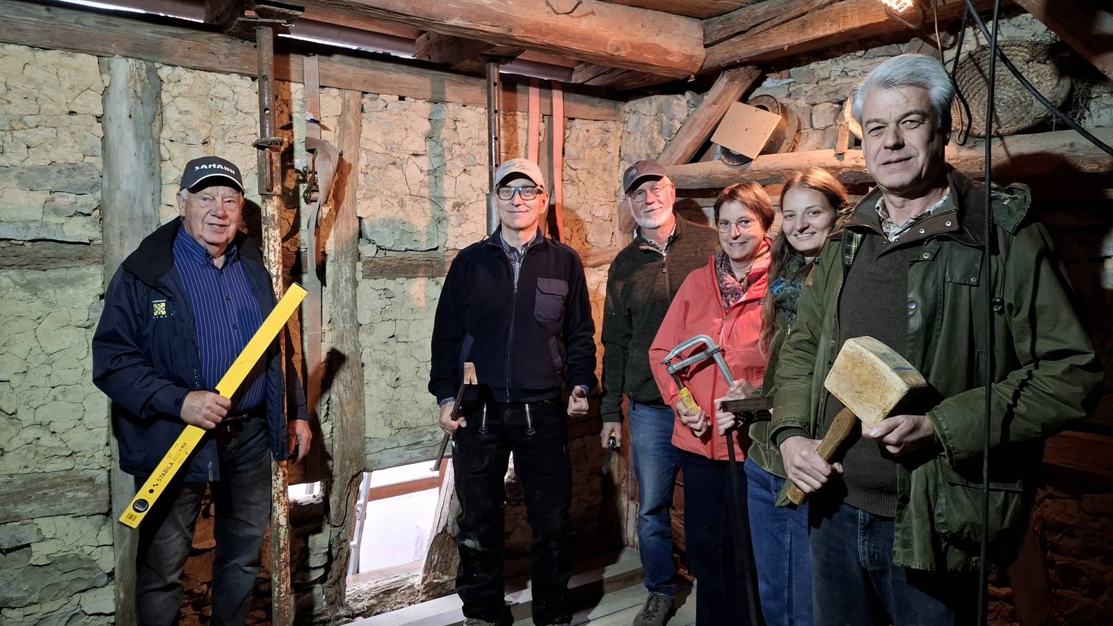 Veranstalter und Lehrmeister vor der maroden Scheunen-Fachwerkwand (von links): Kurt Haas, Jürgen Link, Peter und Margit Krüger, Frauke Schütz und Martin Ehlers. Fotos: Weimper Veranstalter und Lehrmeister vor der maroden Scheunen-Fachwerkwand (von links): Kurt Haas, Jürgen Link, Peter und Margit Krüger, Frauke Schütz und Martin Ehlers. Fotos: Weimper