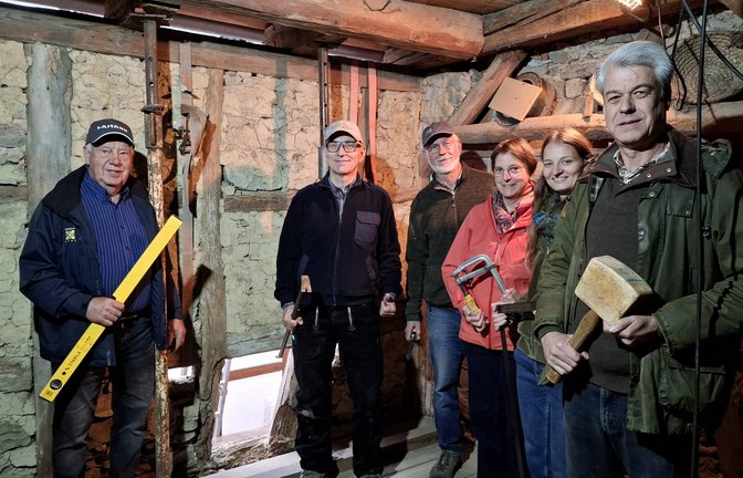 Veranstalter und Lehrmeister vor der maroden Scheunen-Fachwerkwand (von links): Kurt Haas, Jürgen Link, Peter und Margit Krüger, Frauke Schütz und Martin Ehlers.   <span class='image-autor'>Fotos: Weimper</span>