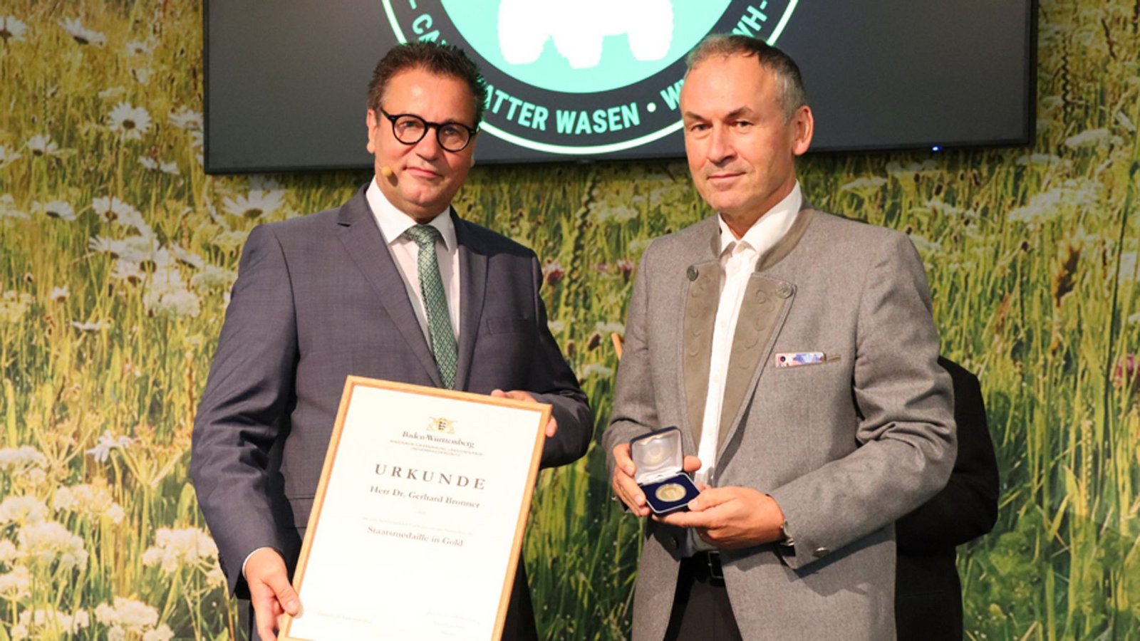 Da war man sich noch grün: 2022 hat LNV-Chef Gerhard Bronner (rechts) von Landwirtschaftsminister Peter Hauk die Staatsmedaille erhalten.Foto: LNV Baden-Württemberg Da war man sich noch grün: 2022 hat LNV-Chef Gerhard Bronner (rechts) von Landwirtschaftsminister Peter Hauk die Staatsmedaille erhalten.Foto: LNV Baden-Württemberg