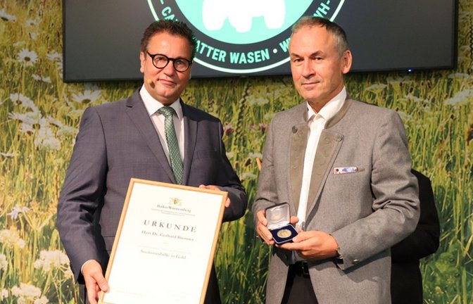 Da war man sich noch grün: 2022 hat LNV-Chef Gerhard Bronner (rechts) von Landwirtschaftsminister Peter Hauk die Staatsmedaille erhalten.<span class='image-autor'>Foto: LNV Baden-Württemberg</span>