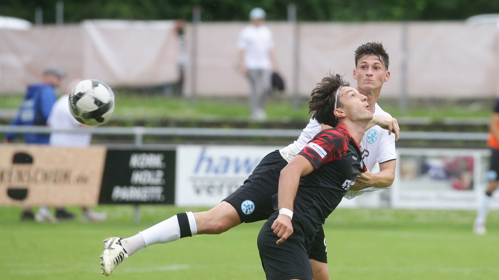 Kickers-Innenverteidiger Paul Polauke gegen Shaban Veselaj.Foto: Pressefoto Baumann/Hansjürgen Britsch