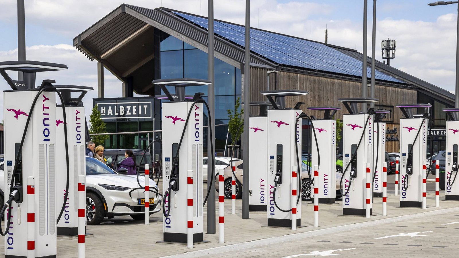 Ladestation für Elektrofahrzeuge an der Autobahnausfahrt Merklingen. (Symbolbild)Foto: imago/Arnulf Hettrich Ladestation für Elektrofahrzeuge an der Autobahnausfahrt Merklingen. (Symbolbild)Foto: imago/Arnulf Hettrich