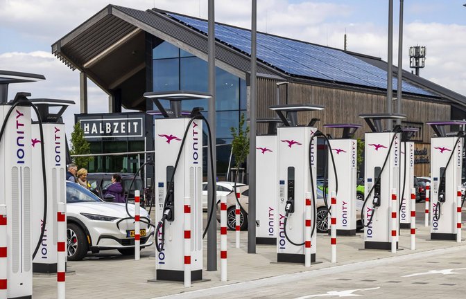 Ladestation für Elektrofahrzeuge an der Autobahnausfahrt Merklingen. (Symbolbild)<span class='image-autor'>Foto: imago/Arnulf Hettrich</span>