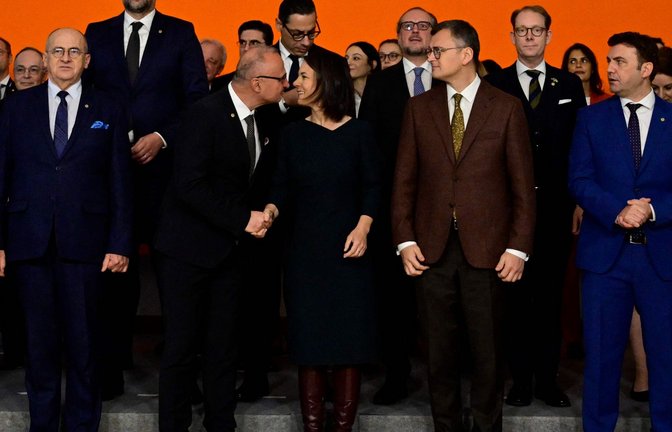 Gordan Grlic-Radman versuchte vergeblich, Annalena Baerbock zu küssen.<span class='image-autor'>Foto: AFP/JOHN MACDOUGALL</span>