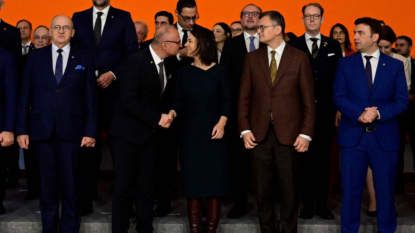 Gordan Grlic-Radman versuchte vergeblich, Annalena Baerbock zu küssen.Foto: AFP/JOHN MACDOUGALL