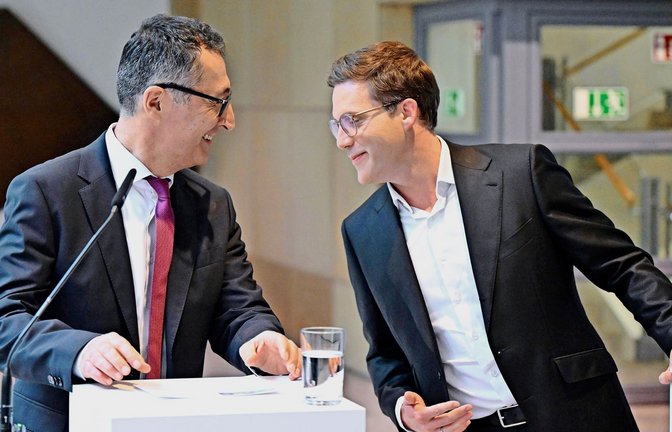 Die beiden Verhandlungsführer der Koalitionsverhandlungen in Baden-Württemberg, Cem Özdemir (l, Bündnis 90 / Die Grünen) und Manuel Hagel (CDU) (Archifoto).<span class='image-autor'>Foto: Bernd Weißbrod/dpa/Bernd Weißbrod</span>