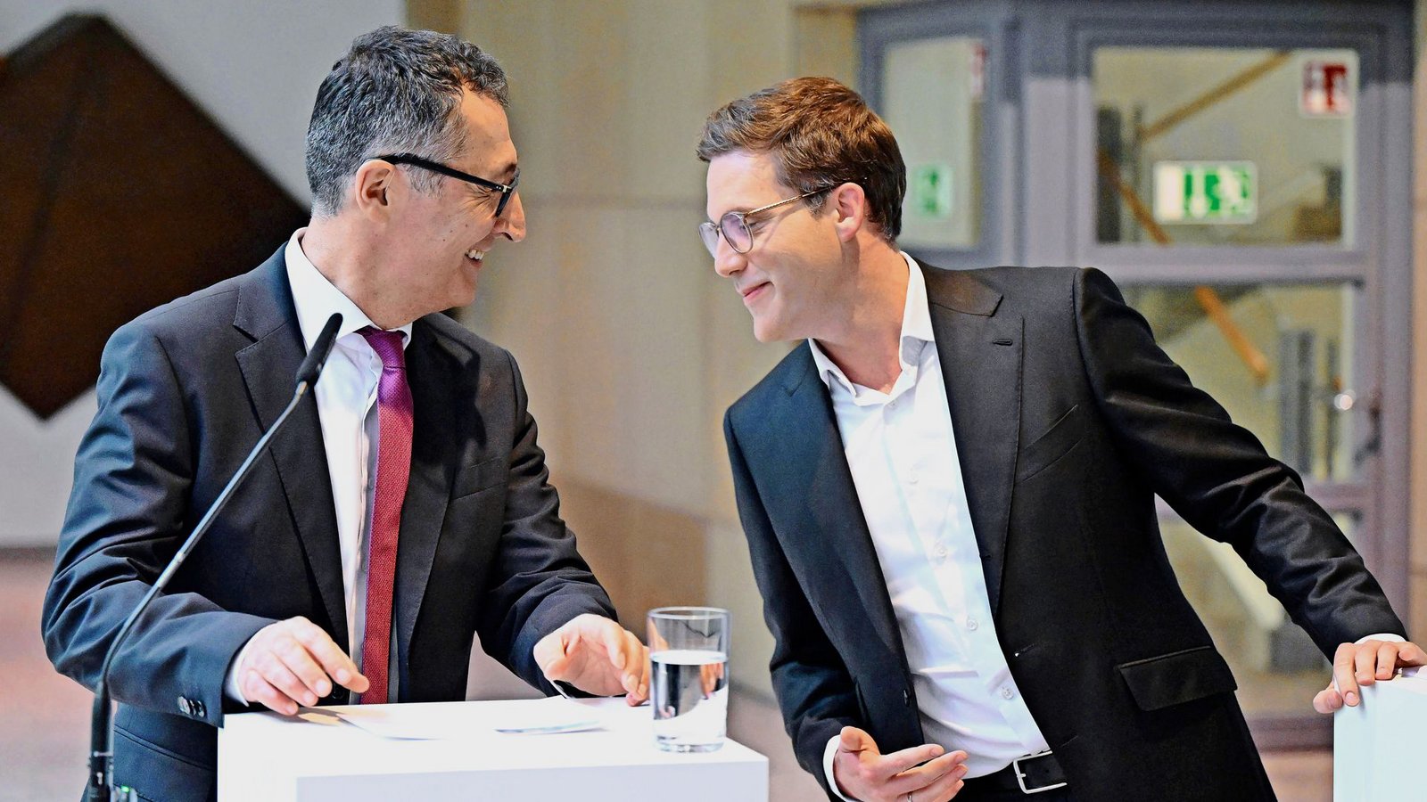 Die beiden Verhandlungsführer der Koalitionsverhandlungen in Baden-Württemberg, Cem Özdemir (l, Bündnis 90 / Die Grünen) und Manuel Hagel (CDU) (Archifoto).Foto: Bernd Weißbrod/dpa/Bernd Weißbrod