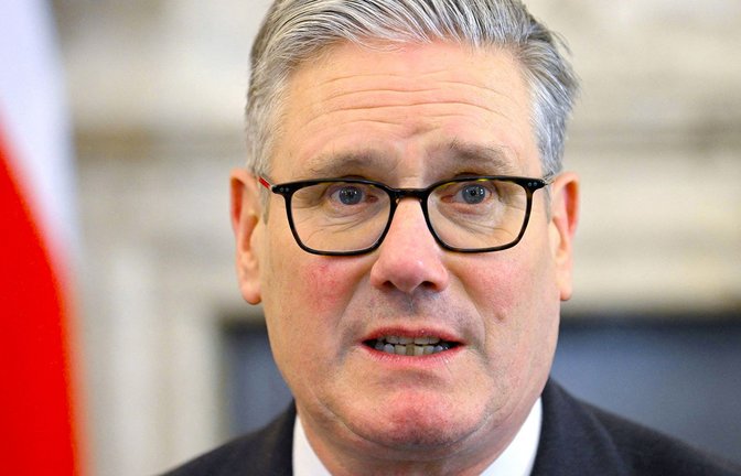 Keir Starmer lehnt einen Rücktritt weiterhin entschieden ab. Er war unter Druck geraten, nachdem er den Epstein-Vertrauten Peter Mandelson zum Botschafter ernannt hatte (Archivfoto).<span class='image-autor'>Foto: AFP/JAIMI JOY</span>