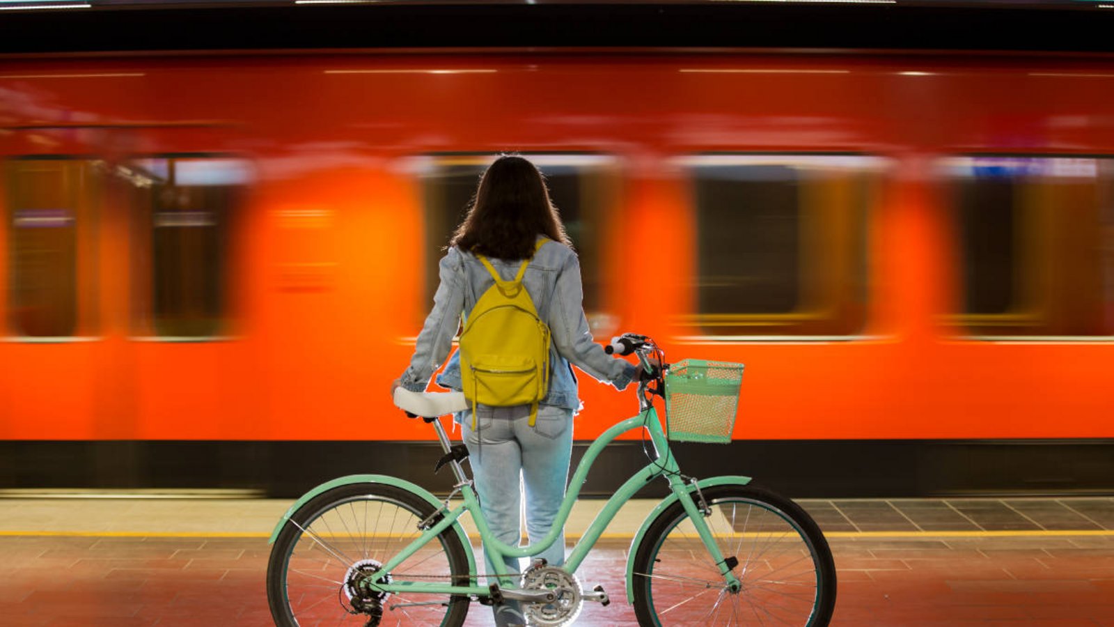 In diesem Artikel gehen wir der Frage nach, wie die Fahrradmitnahme mit dem kommenden 49-Euro-Ticket geregelt sein könnte.Foto: Aleksandra Suzi / Shutterstock.com In diesem Artikel gehen wir der Frage nach, wie die Fahrradmitnahme mit dem kommenden 49-Euro-Ticket geregelt sein könnte.Foto: Aleksandra Suzi / Shutterstock.com