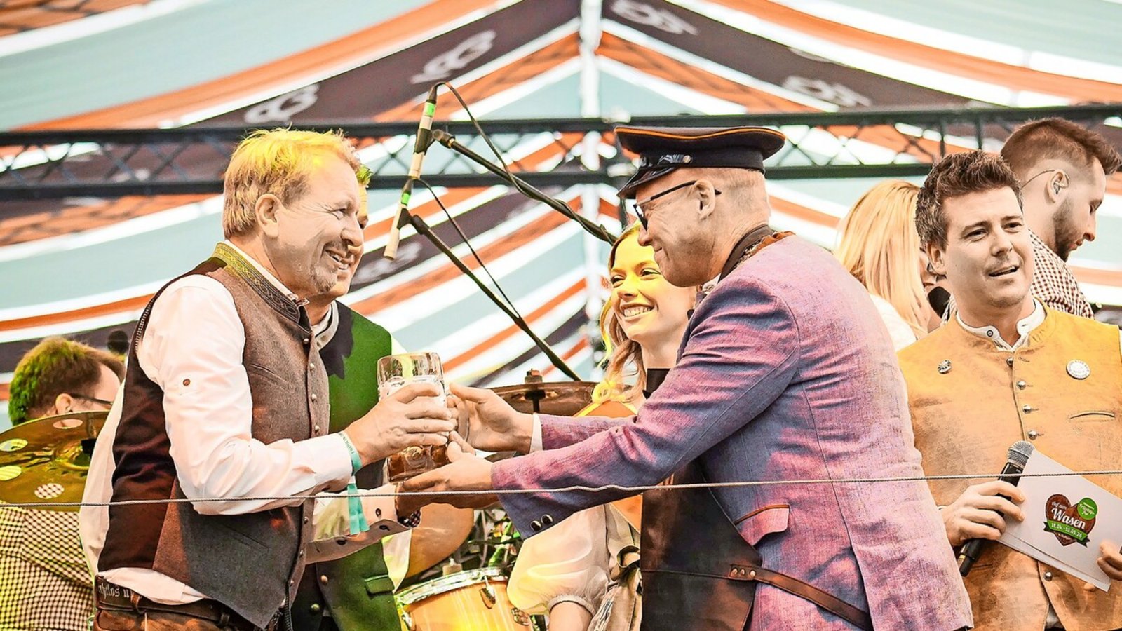Eröffnungsfeier des 86. Stuttgarter Frühlingsfestes mit Bürgermeister Führmann, im Festzelt „Beim Benz“. Die erste Maß geht an Andreas Kroll.Foto: Lichtgut/Ferdinando Iannone