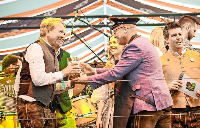 Eröffnungsfeier des 86. Stuttgarter Frühlingsfestes mit Bürgermeister Führmann, im Festzelt „Beim Benz“. Die erste Maß geht an Andreas Kroll.<span class='image-autor'>Foto: Lichtgut/Ferdinando Iannone</span>