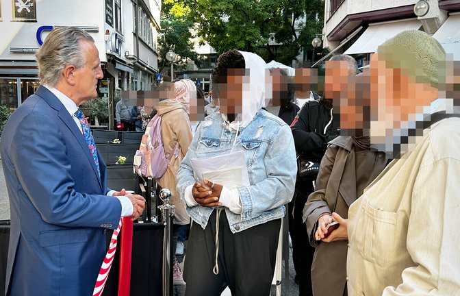 Ausnahmesituation in Stuttgart im Sommer 2023: OB Frank Nopper im Dialog mit wartenden Bürgern vor der Ausländerbehörde<span class='image-autor'>Foto: Stadt Stuttgart</span>