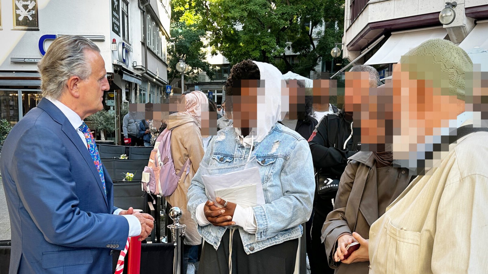 Ausnahmesituation in Stuttgart im Sommer 2023: OB Frank Nopper im Dialog mit wartenden Bürgern vor der AusländerbehördeFoto: Stadt Stuttgart Ausnahmesituation in Stuttgart im Sommer 2023: OB Frank Nopper im Dialog mit wartenden Bürgern vor der AusländerbehördeFoto: Stadt Stuttgart