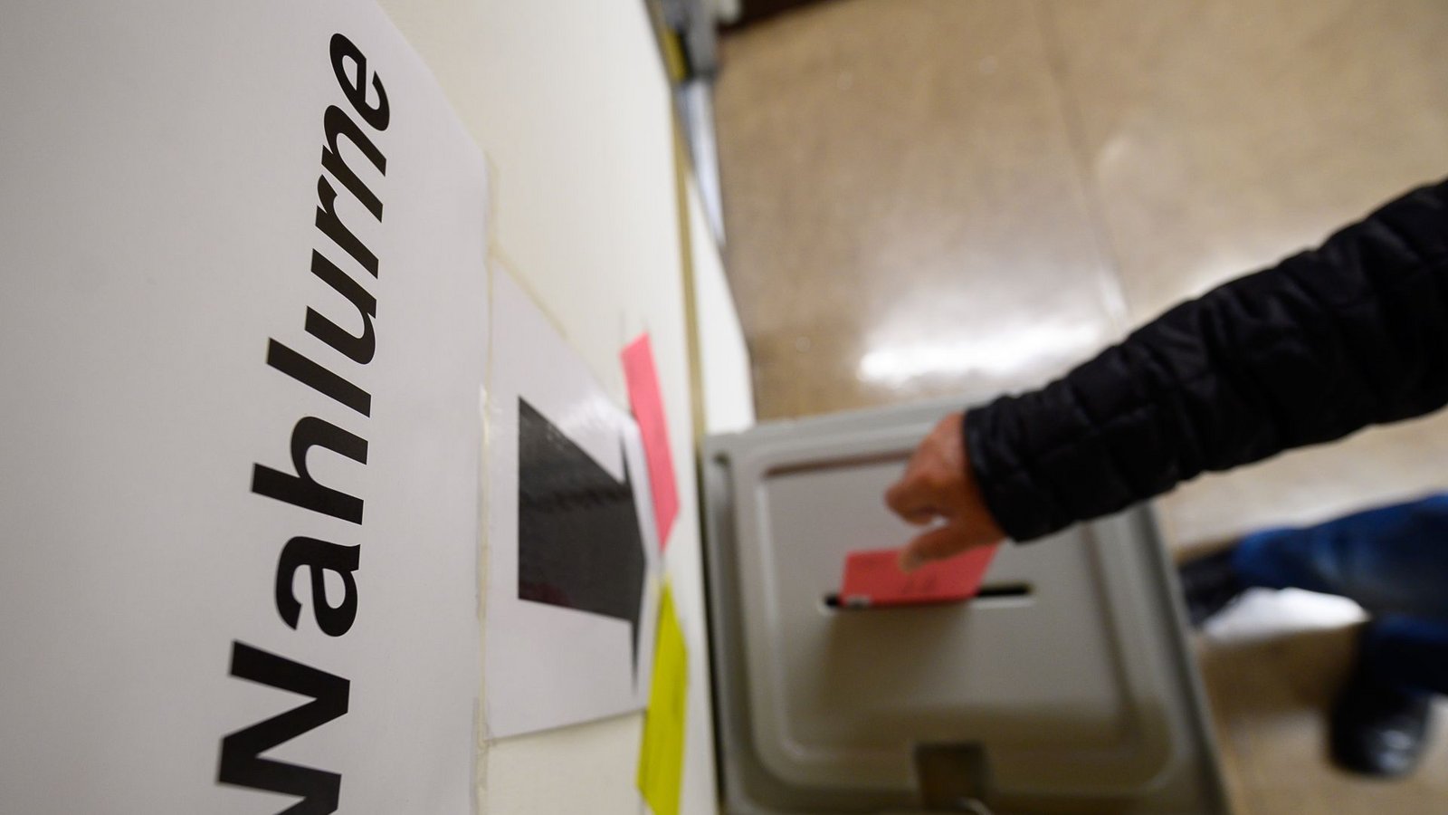 Diesmal kommt nur ein Wahlbrief in die Wahlurne.Foto: dpa/Sebastian Gollnow Diesmal kommt nur ein Wahlbrief in die Wahlurne.Foto: dpa/Sebastian Gollnow