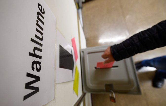 Diesmal kommt nur ein Wahlbrief in die Wahlurne.<span class='image-autor'>Foto: dpa/Sebastian Gollnow</span>