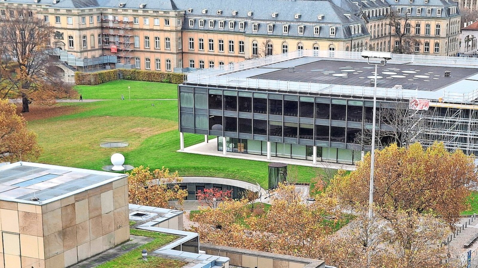 Blick über das Abgeordnetenhaus (vorne) auf den Landtag (Mitte) und das Neue Schloss (hinten).Foto: Andreas Müller Blick über das Abgeordnetenhaus (vorne) auf den Landtag (Mitte) und das Neue Schloss (hinten).Foto: Andreas Müller