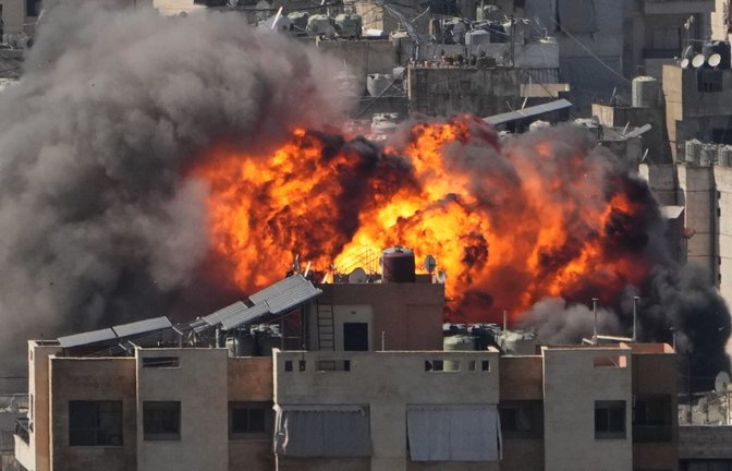 Flammen steigen auf nach einem israelischen Luftangriff in Dahija, einem südlichen Vorort von Beirut.<span class='image-autor'>Foto: dpa/AP/Hassan Ammar</span>