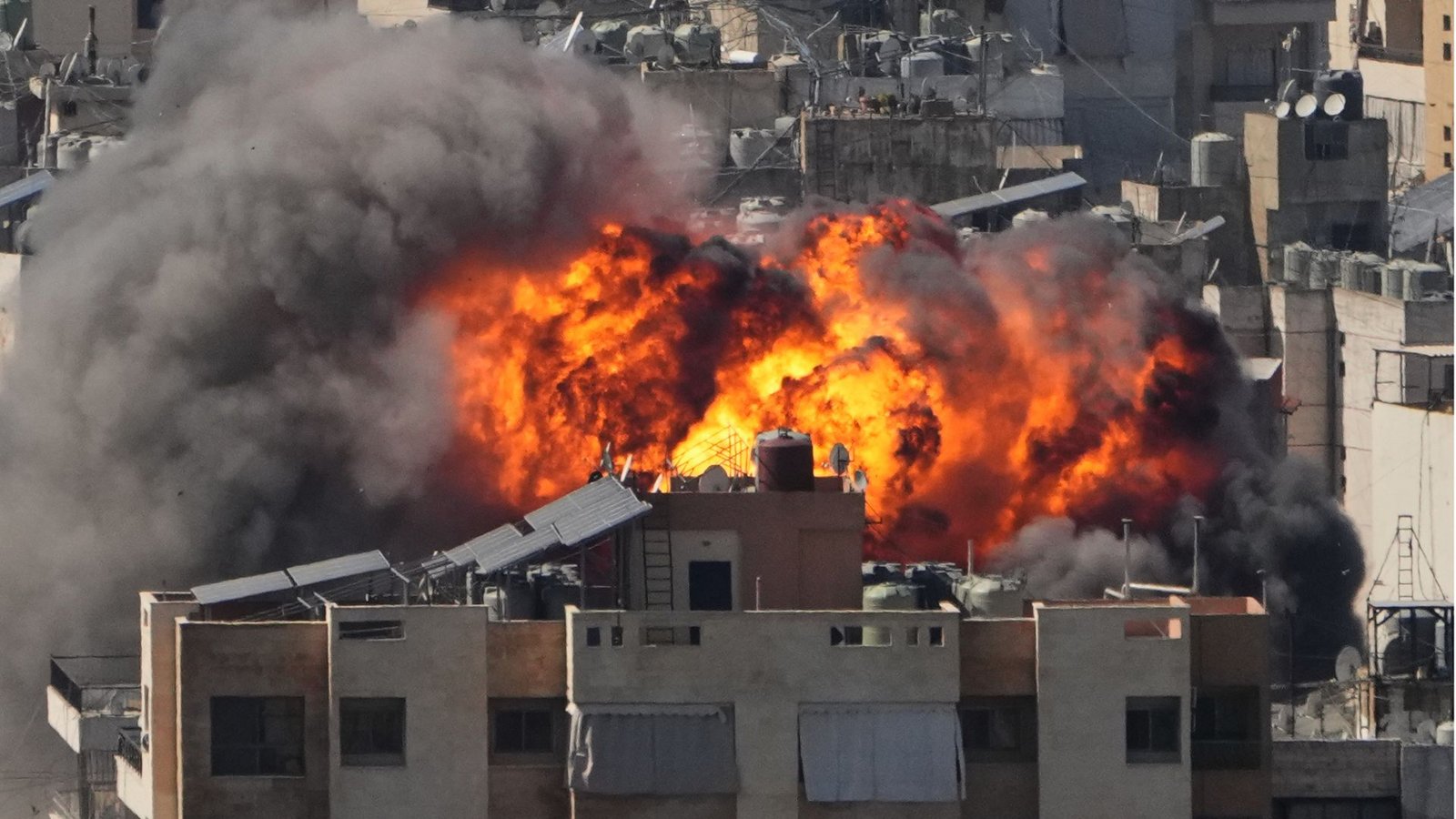 Flammen steigen auf nach einem israelischen Luftangriff in Dahija, einem südlichen Vorort von Beirut.Foto: dpa/AP/Hassan Ammar Flammen steigen auf nach einem israelischen Luftangriff in Dahija, einem südlichen Vorort von Beirut.Foto: dpa/AP/Hassan Ammar