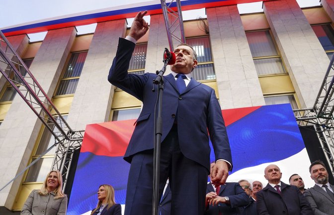 Milorad Dodik spricht bei einer Kundgebung in Banja Luka.<span class='image-autor'>Foto: dpa/Radivoje Pavicic</span>