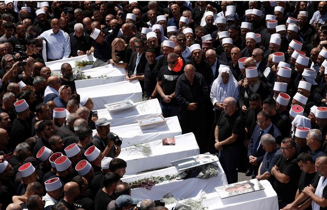 In der Drusen-Stadt  Majdal Shams  fand eine Beerdigungszeremonie statt für zehn der zwölf Menschen, die am Samstag durch eine Rakete aus dem Libanon getötet wurden.<span class='image-autor'>Foto: AFP/JALAA MAREY</span>