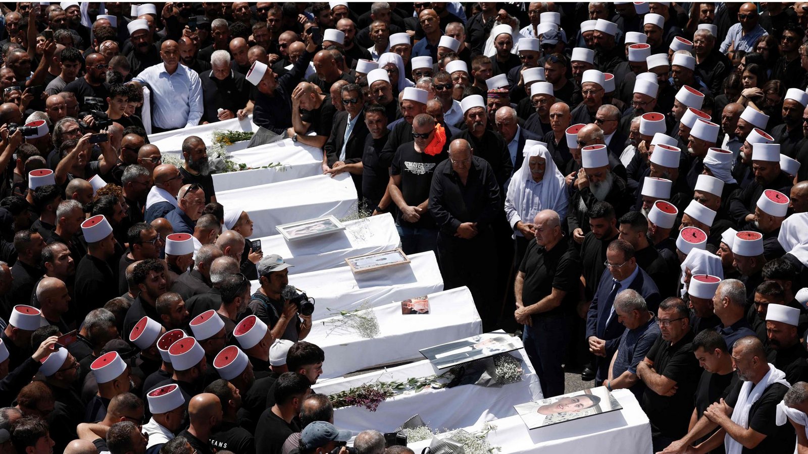 In der Drusen-Stadt Majdal Shams fand eine Beerdigungszeremonie statt für zehn der zwölf Menschen, die am Samstag durch eine Rakete aus dem Libanon getötet wurden.Foto: AFP/JALAA MAREY In der Drusen-Stadt Majdal Shams fand eine Beerdigungszeremonie statt für zehn der zwölf Menschen, die am Samstag durch eine Rakete aus dem Libanon getötet wurden.Foto: AFP/JALAA MAREY