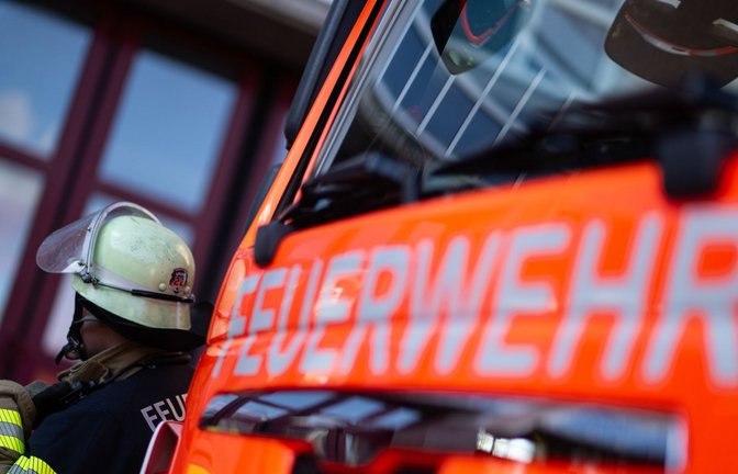 Die Feuerwehr fand nach einem Brand in Ellwangen ein Ehepaar auf dem Boden liegend. Ein Notarzt stellte den Tod der beiden fest. (Symbolfoto)<span class='image-autor'>Foto: dpa/Marijan Murat</span>