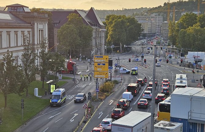 Eine Einsatzfahrt in der Innenstadt hat auf dem Gebhard-Müller-Platz ein abruptes Ende gefunden.<span class='image-autor'>Foto: red/Sebastian Xanke</span>