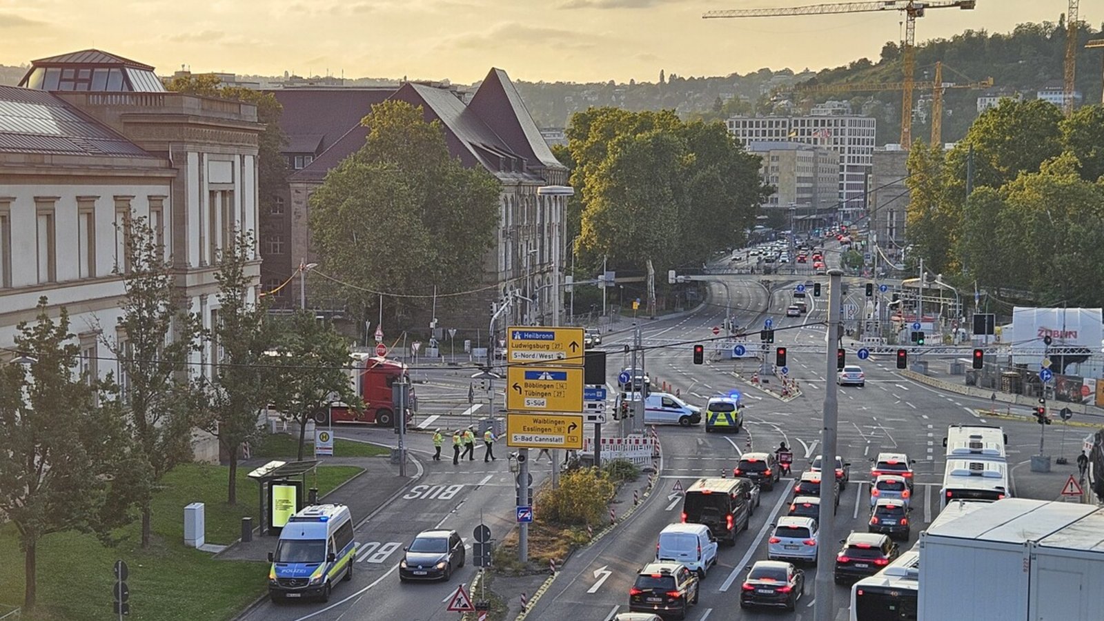 Eine Einsatzfahrt in der Innenstadt hat auf dem Gebhard-Müller-Platz ein abruptes Ende gefunden.Foto: red/Sebastian Xanke Eine Einsatzfahrt in der Innenstadt hat auf dem Gebhard-Müller-Platz ein abruptes Ende gefunden.Foto: red/Sebastian Xanke