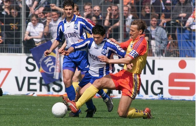 Der Schwabe Guido Buchwald (re.) trug auch den Dress des Karlsruher SC – hier im Duell im April 1999  mit den Stuttgarter Kickers (Niko Chatzis, Darko Ramovs/li.).<span class='image-autor'>Foto: imago/imago sportfotodienst</span>