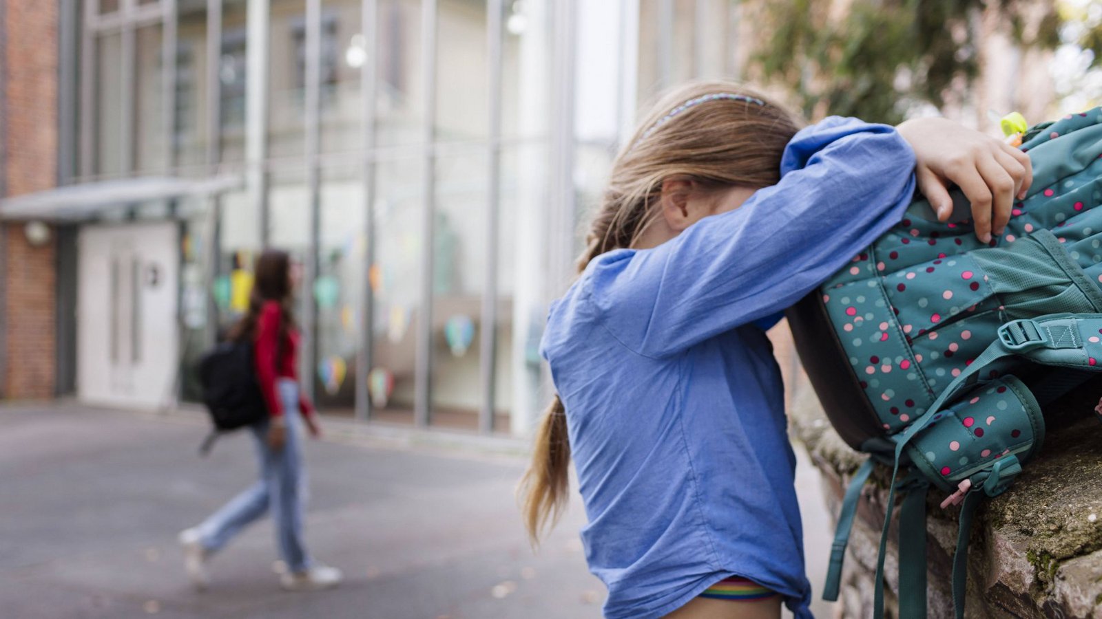 Gewalt an Schulen, das meint häufig auch psychische Gewalt in Form von Beleidigungen bis hin zu Mobbing.Foto: imago//Ute Grabowsky