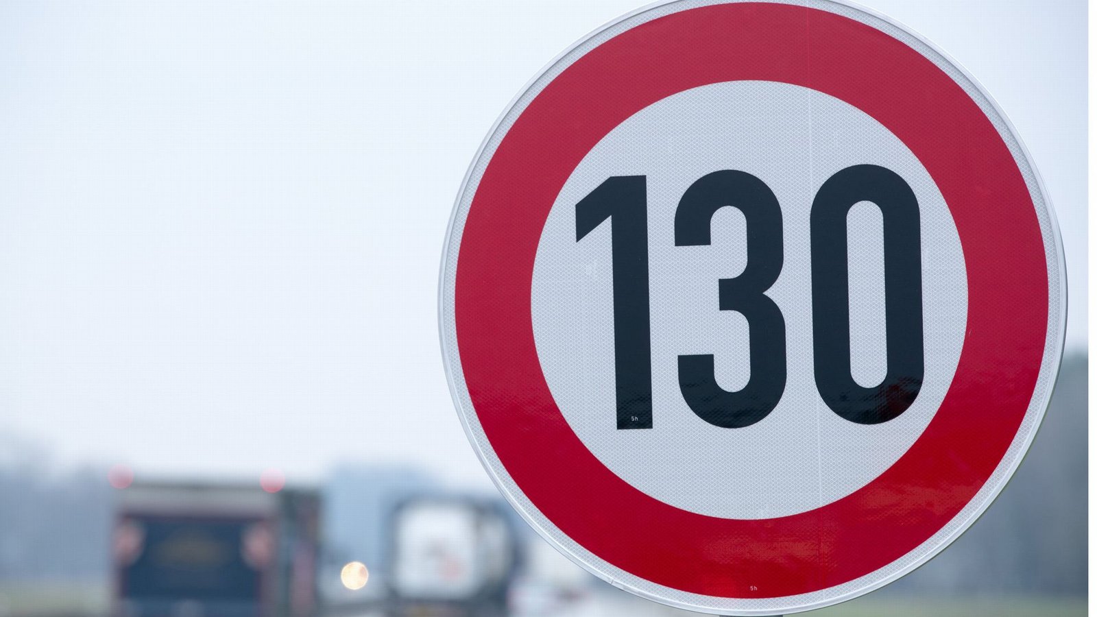 Solche Schilder gibt es schon heute an vielen Autobahnabschnitten. Aber eben nicht generell.Foto: dpa/Jens Büttner Solche Schilder gibt es schon heute an vielen Autobahnabschnitten. Aber eben nicht generell.Foto: dpa/Jens Büttner