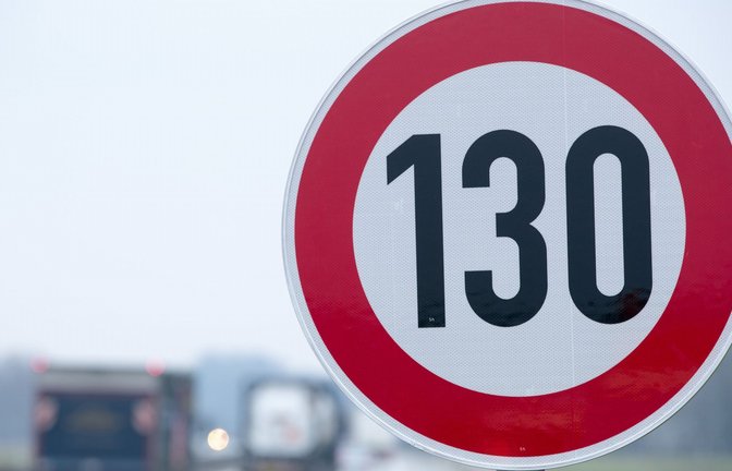 Solche Schilder gibt es schon heute an vielen Autobahnabschnitten. Aber eben nicht generell.<span class='image-autor'>Foto: dpa/Jens Büttner</span>