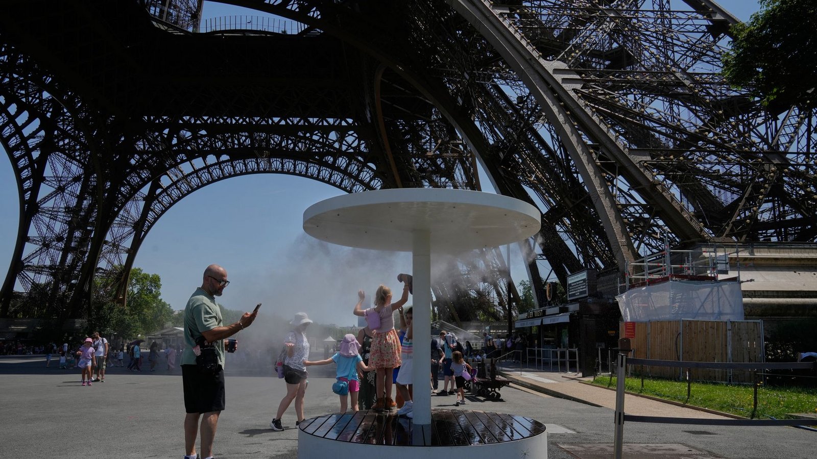 An zahlreichen Orten in Paris bieten Wasserspender und Sprühnebelduschen etwas Erfrischung. (Archivbild)Foto: Michel Euler/AP/dpa An zahlreichen Orten in Paris bieten Wasserspender und Sprühnebelduschen etwas Erfrischung. (Archivbild)Foto: Michel Euler/AP/dpa