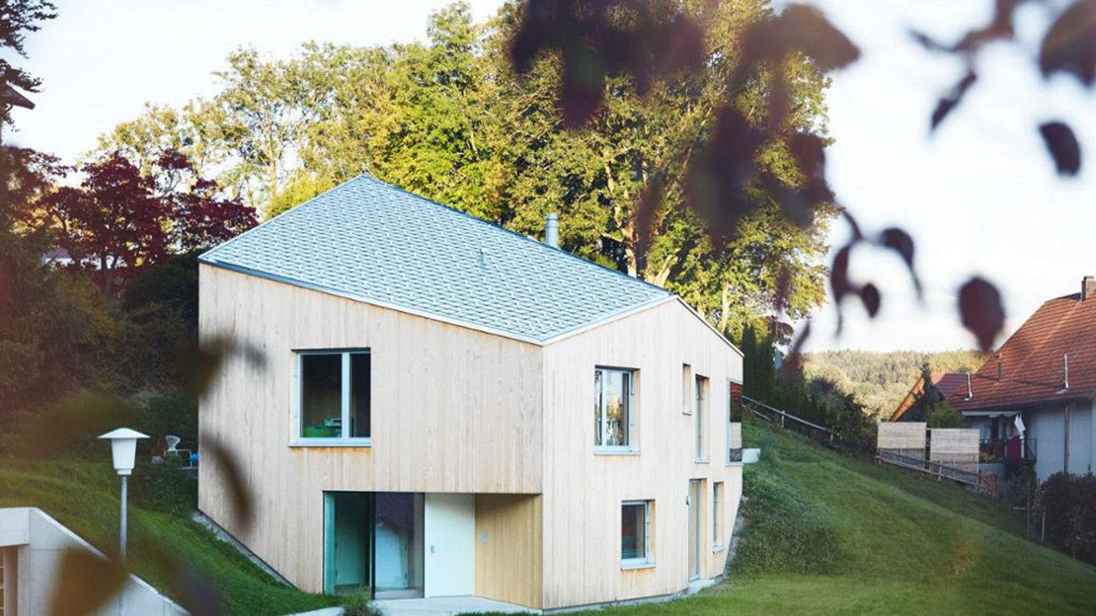 Von einer Architektenjury zu einem der „Häuser des Jahres“ gekürtes Einfamilienhaus für eine Familie in Wangen im Allgäu. Das Haus wurde konzipiert von Fabian Evers Architektur und Wezel Architektur aus Stuttgart. Der Entwurf zeigt, wie man in Hanglage bauen und jede Seite sinnvoll nutzen kann.Foto: Michael Schnabel
