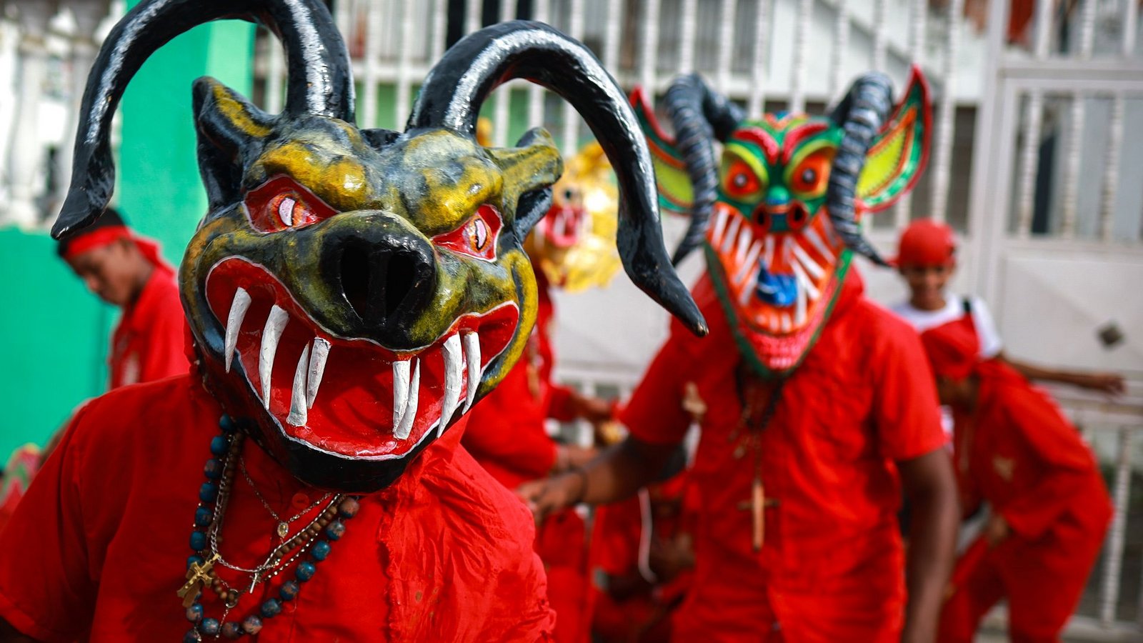 Als Teufel verkleidete Männer nehmen in Venezuela an einem traditionellen Volksfest zu Fronleichnam teil.Foto: Javier Campos/dpa