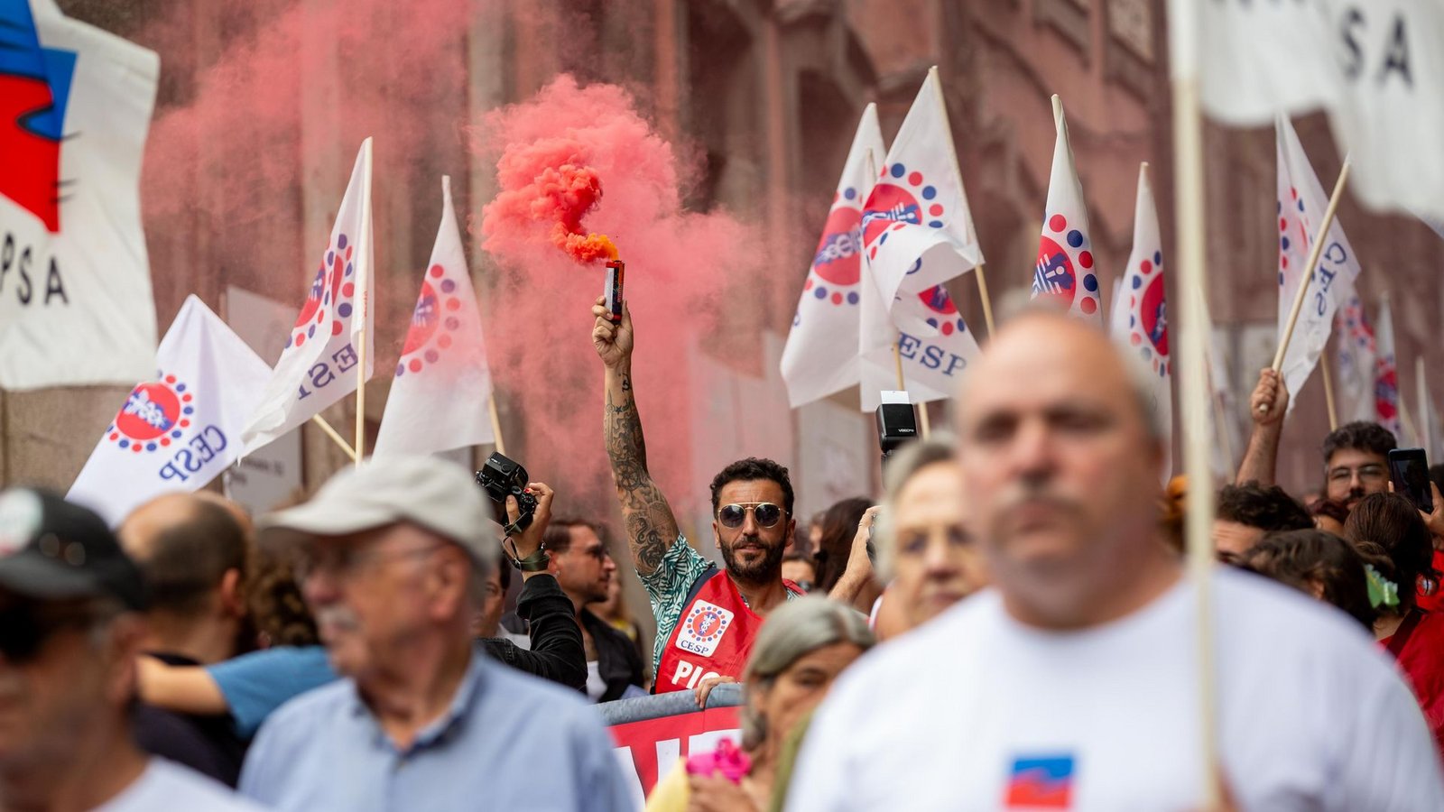 Ein Demonstrant hebt eine rote Fackel während eines eintägigen Generalstreiks und Protests in Porto gegen die geplante Arbeitsmarktreform der konservativen Regierung in Portugal.Foto: Diogo Baptista/SOPA Images via ZUMA Press Wire/dpa Ein Demonstrant hebt eine rote Fackel während eines eintägigen Generalstreiks und Protests in Porto gegen die geplante Arbeitsmarktreform der konservativen Regierung in Portugal.Foto: Diogo Baptista/SOPA Images via ZUMA Press Wire/dpa